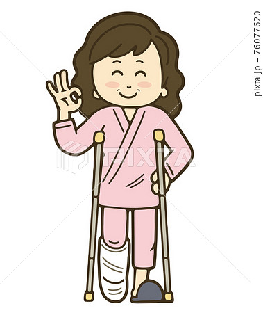 足を骨折して松葉杖をついている笑顔の中年女性のイラストのイラスト素材