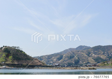 暖かい日差しの漁港の風景 76077765