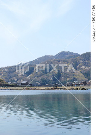 暖かい日差しの漁港の風景 76077766