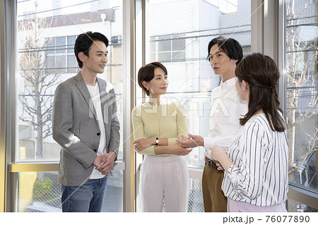 女性 男性のチーム 仲間 カジュアル 76077890