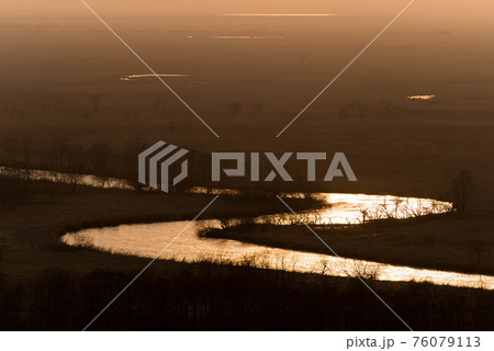 夕暮れの釧路湿原　蛇行する釧路川 76079113