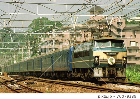 JR西日本EF66 + JR九州14系 寝台特急はやぶさの写真素材