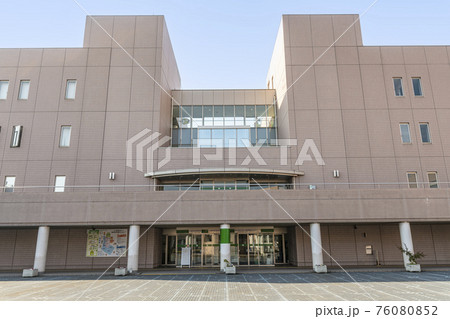 三重県津市 快晴の三重県立図書館 三重県津市 快晴の三重県立図書館 76080852