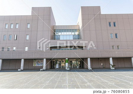 三重県津市　快晴の三重県立図書館 76080855