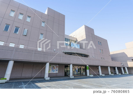 三重県津市 快晴の三重県立図書館 三重県津市 快晴の三重県立図書館 76080865