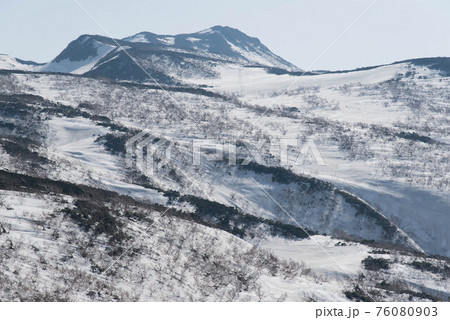 知床峠より望む残雪の天頂山 知床峠より望む残雪の天頂山 76080903