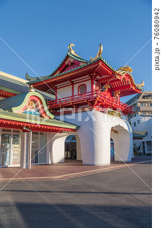 【新しくなった小田急線片瀬江ノ島駅】 76080942