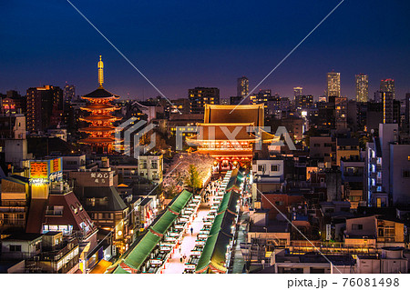日本の東京都市景観 解除(緊急事態宣言再延長解除)。浅草寺の桜も満開(夜景)=3月29日 日本の東京都市景観 解除(緊急事態宣言再延長解除)。浅草寺の桜も満開(夜景)=3月29日 76081498