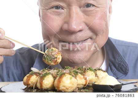 たこ焼きを食べる笑顔のシニア たこ焼きを食べる笑顔のシニア 76081863