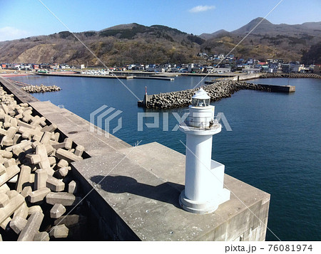早春の北海道乙部町豊浜漁港の白灯台の風景を空撮 76081974