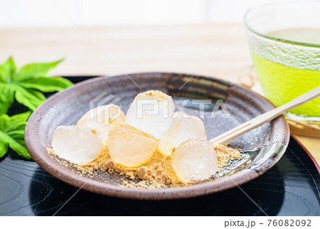 わらび餅と冷茶 わらび餅と冷茶 76082092