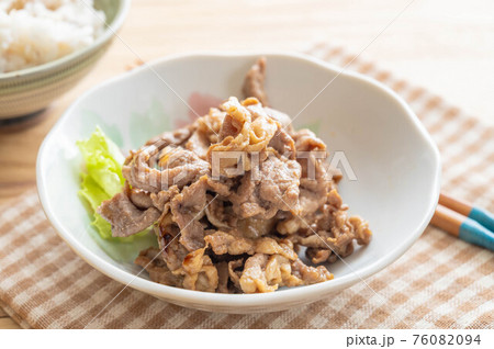 豚薄切り肉の大和煮と雑穀ご飯 76082094