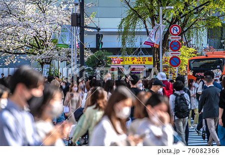 日本の東京都市景観 解除されたが既に多くの人出…桜も満開。空しくたなびく3密回避…＝3月29日、渋谷 76082366