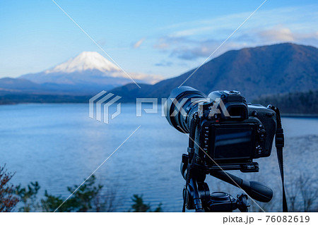 夕暮れ前の富士山と一眼レフカメラ 夕暮れ前の富士山と一眼レフカメラ 76082619