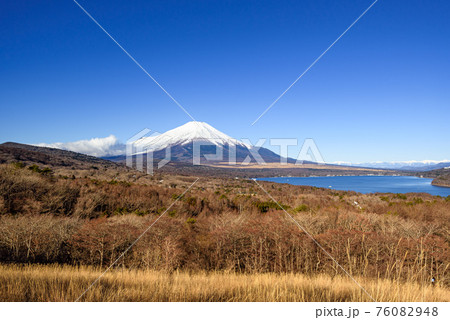 晴れた空と森林と富士山 76082948