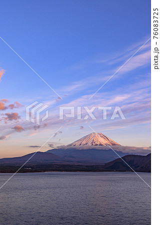 夕暮れの紅富士と本栖湖 夕暮れの紅富士と本栖湖 76083725