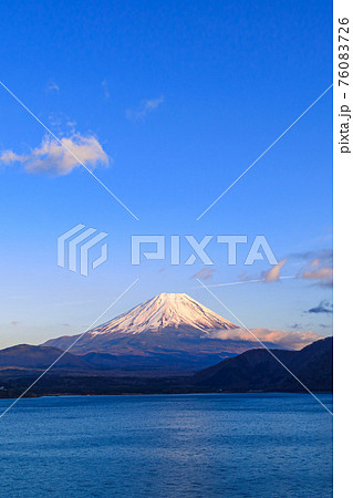 夕方の紅富士と青空と本栖湖 76083726