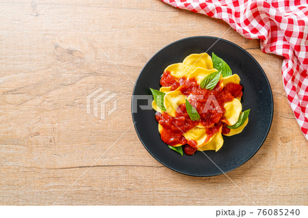 Ravioli with tomato sauce and basil Ravioli with tomato sauce and basil 76085240