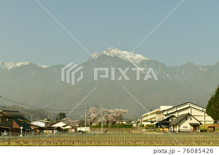 北杜市白州町、黄砂に霞む南アルプス甲斐駒ケ岳と麓の町 76085426