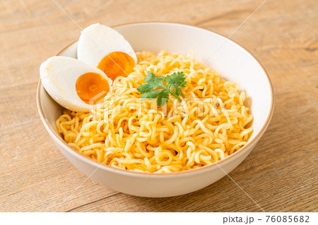 instant noodles with salt egg 76085682