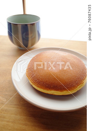 和室で日本茶とどら焼き 76087435