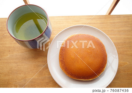 和室で日本茶とどら焼き 76087436