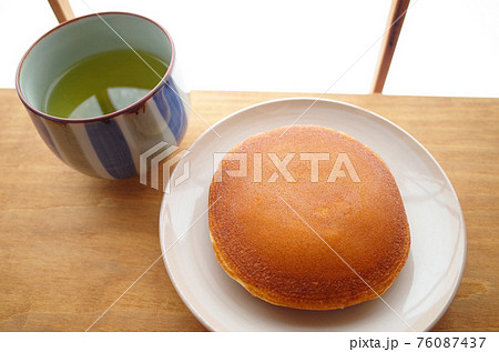 和室で日本茶とどら焼き 和室で日本茶とどら焼き 76087437