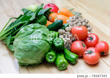 たくさんの野菜 76087565