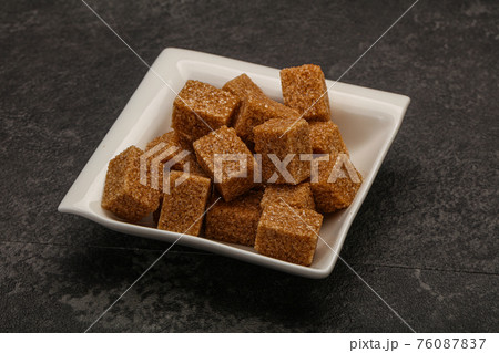 Cane sugar cubs in the bowl Cane sugar cubs in the bowl 76087837