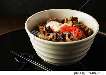 牛丼の温泉卵のせ 牛丼の温泉卵のせ 76087888