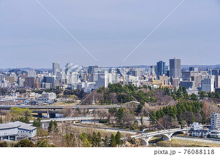 仙台城跡（青葉城）から見た仙台市街と東西線の車両　仙台市青葉区 76088118