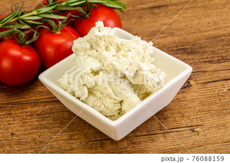 Soft cream cheese with herbs 76088159