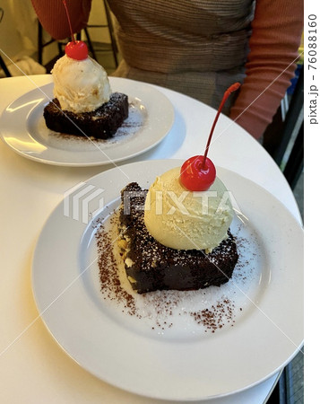 おしゃれなカフェでのスイーツ 76088160