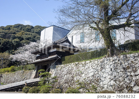 佐伯城三の丸櫓門と佐伯文化会館 76088232