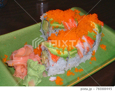 アボカドととびこを載せたカリフォルニアロール, デトロイト, ミシガン州, アメリカ 76088445