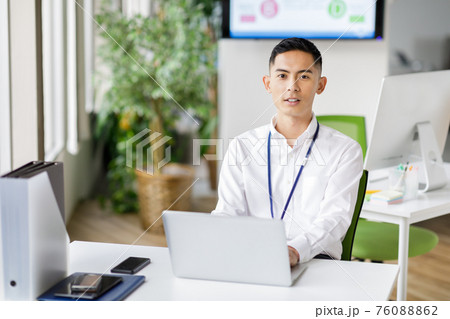 ノートパソコンで仕事をする男性 ノートパソコンで仕事をする男性 76088862