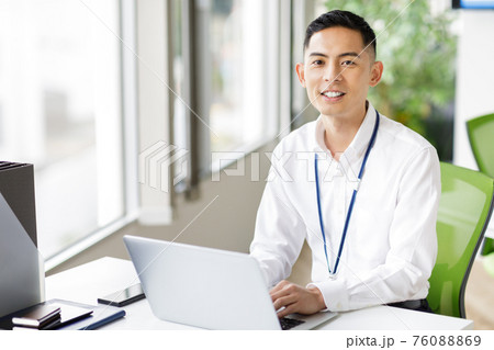 ノートパソコンで仕事をする男性 ノートパソコンで仕事をする男性 76088869