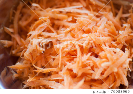 carrots in a bowl, coarsely chopped on a grater, warm carrot color. Cooking on a salad. Fresh natural vegetables background. Copy space. carrots in a bowl, coarsely chopped on a grater, warm carrot color. Cooking on a salad. Fresh natural vegetables background. Copy space. 76088969
