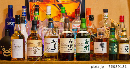 宅飲みで増えたお酒の写真素材