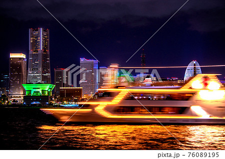 日本の横浜都市景観 横浜みなとみらい新風景。マリーンルージュ(画面手前)やランドマークタワー 日本の横浜都市景観 横浜みなとみらい新風景。マリーンルージュ(画面手前)やランドマークタワー 76089195