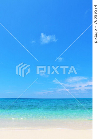 沖縄　宮古島の青空と青い海 76089534