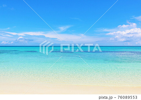 沖縄　宮古島の青空とエメラルドグリーンの海 76089553