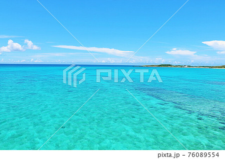 沖縄　宮古島の青空とエメラルドグリーンの海 76089554