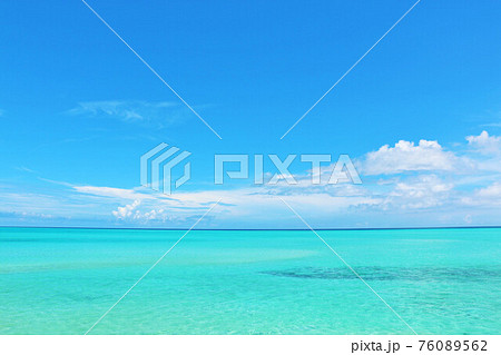 沖縄　宮古島の青空とエメラルドグリーンの海 76089562