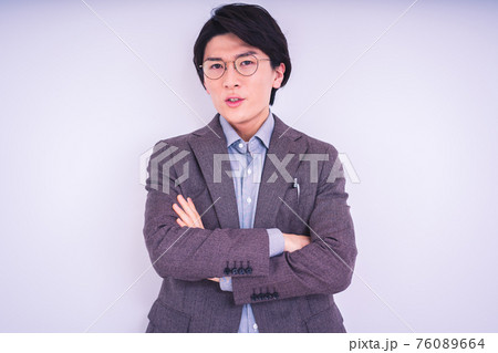 怒る男性 怒る男性 76089664