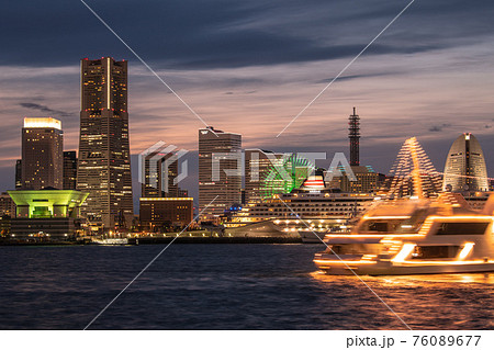 日本の横浜都市景観 横浜みなとみらい新風景。マリーンルージュ(画面右手前)や飛鳥Ⅱ、ロイヤルウイング 日本の横浜都市景観 横浜みなとみらい新風景。マリーンルージュ(画面右手前)や飛鳥Ⅱ、ロイヤルウイング 76089677