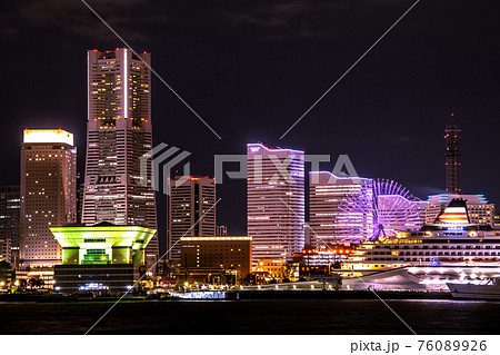 日本の横浜都市景観　横浜みなとみらい新風景。飛鳥Ⅱやロイヤルウイング（飛鳥Ⅱの手前に） 76089926