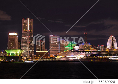 日本の横浜都市景観　横浜みなとみらい新風景。飛鳥Ⅱやロイヤルウイング（飛鳥Ⅱの手前に） 76089928