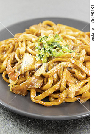 おいしい牛ホルモン焼うどん 76090131