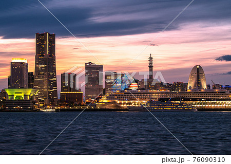 日本の横浜都市景観 横浜みなとみらい新風景。夕焼けに映える飛鳥Ⅱやロイヤルウイング(飛鳥Ⅱの手前に) 日本の横浜都市景観 横浜みなとみらい新風景。夕焼けに映える飛鳥Ⅱやロイヤルウイング(飛鳥Ⅱの手前に) 76090310